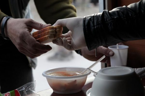 В одном из городов Запорожской области будут каждую неделю кормить бездомных