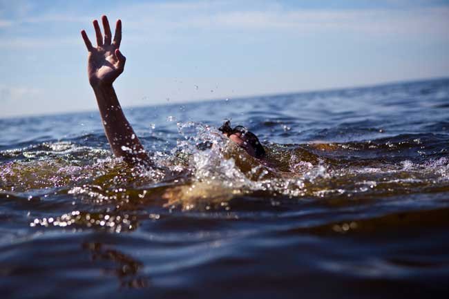 На Запорожском курорте чуть не утонула отдыхающая: женщина поплыла за надувным кругом