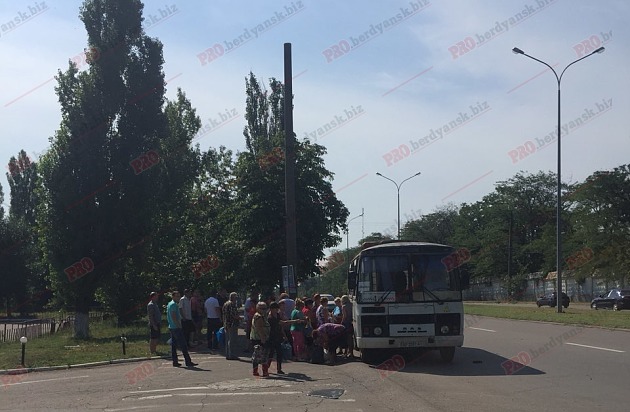 У Запорізькій області ДТП за участю позашляховика та автобуса. Є постраждалі (фото)