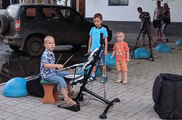 У мережі з’явилося відео наймолодшого вуличного музиканта Бердянська – п’ятирічного барабанщіка Марка  (відео)