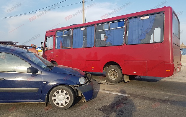 Пасажирський автобус потрапив у аварію через автомобіліста без прав – 4 постраждалих (фото)