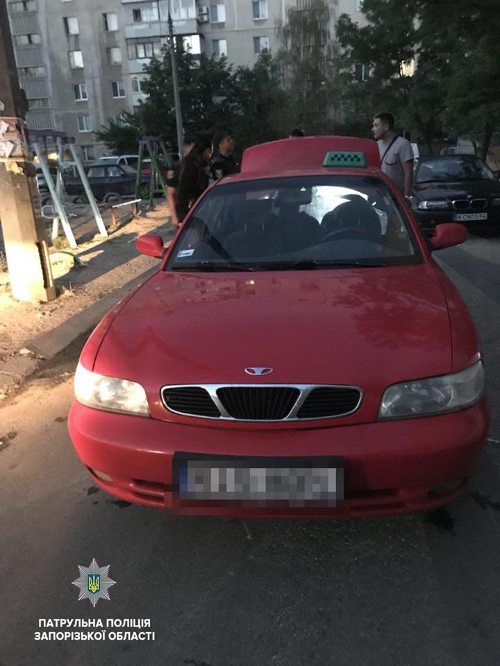 У Запорізькій області “таксисти” обкрадали припарковані машини (фото)
