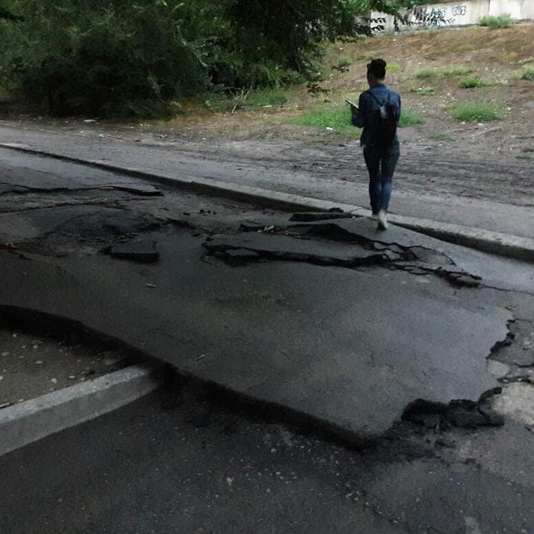 Нещодавно відремонтовані дороги у Запоріжжі не прежили ливень (фото)