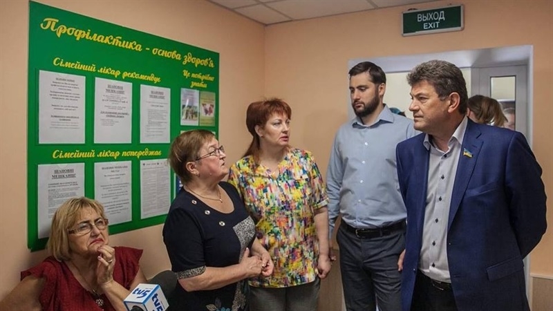 Мэр Запорожья проверил работу амбулатории после капитального ремонта (ФОТО)