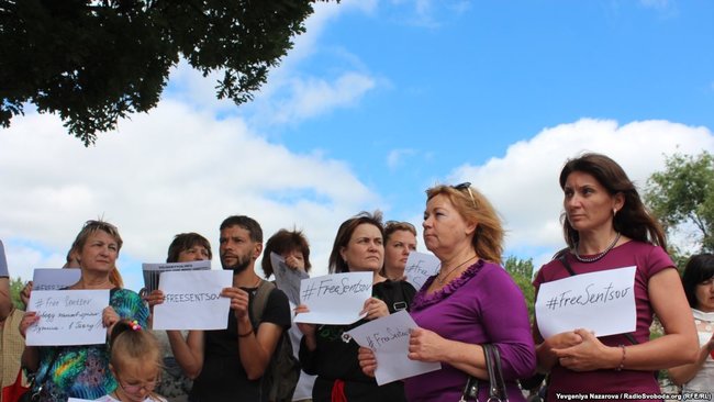 В Запорожье активисты поддержали акцию #FreeSentsov