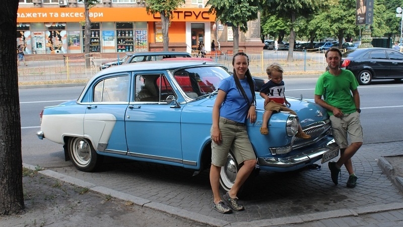 Трое в Волге: Запорожье посетила семья путешественников на ретроавтомобиле (ФОТО)