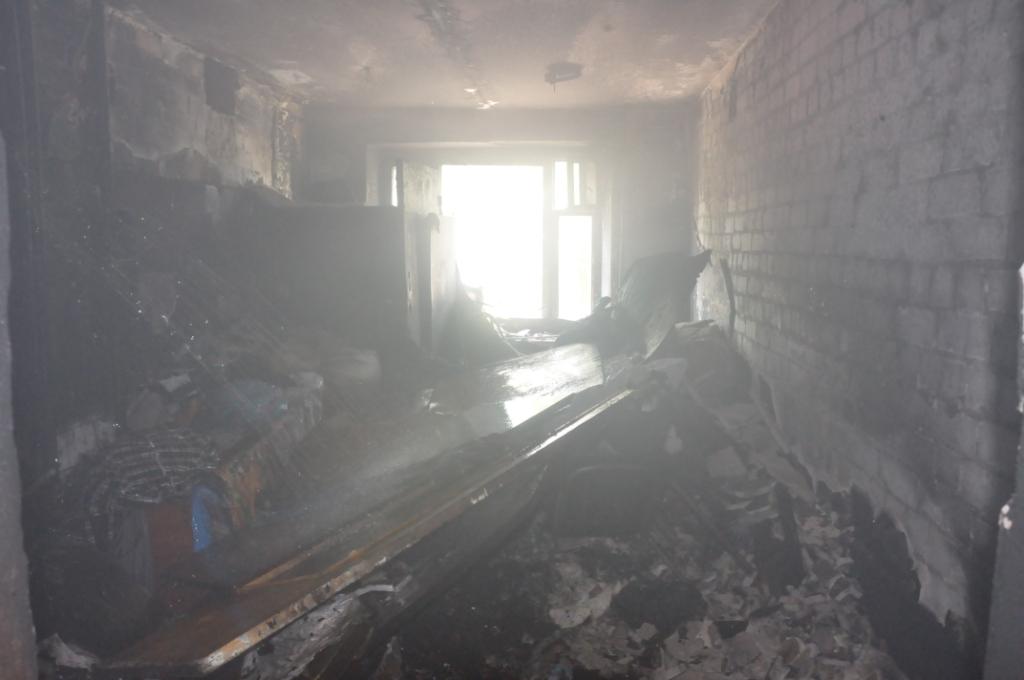 Пожежу у запорізькому гуртожитку гасили три команди рятувальників (фото)