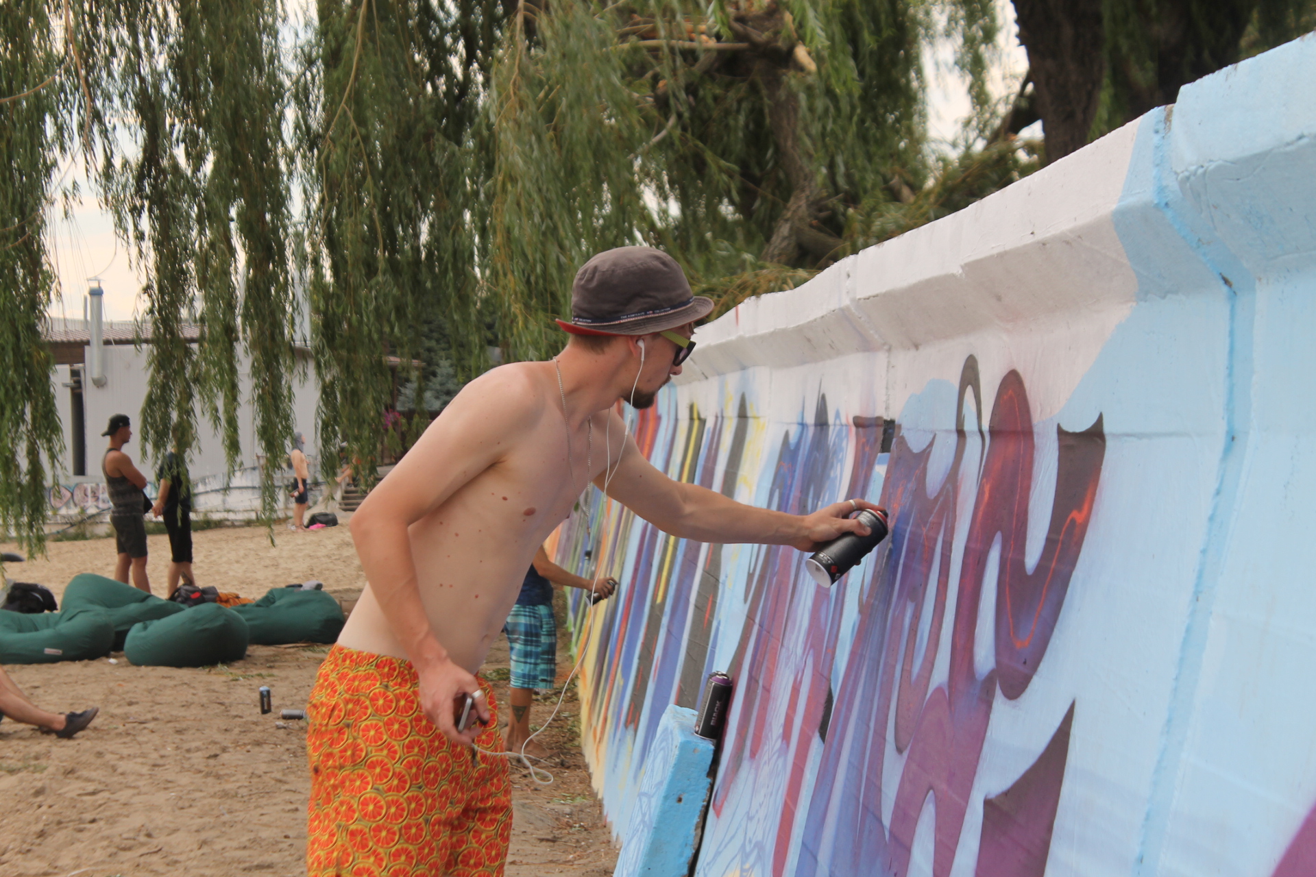 “Цветной город”: в Запорожье художники разрисовали граффити стену центрального пляжа, – ФОТОРЕПОРТАЖ
