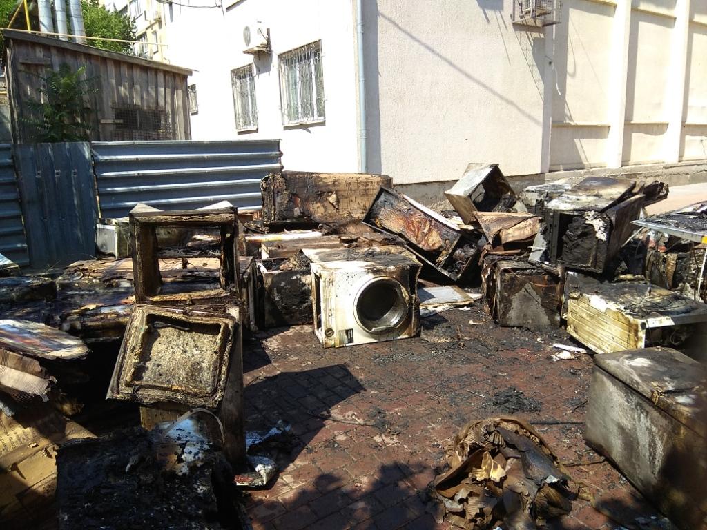 В Запорожской области в результате возгорания грузовика огнем уничтожено около 50% бытовой техники и повреждена кровля магазина (ВИДЕО)