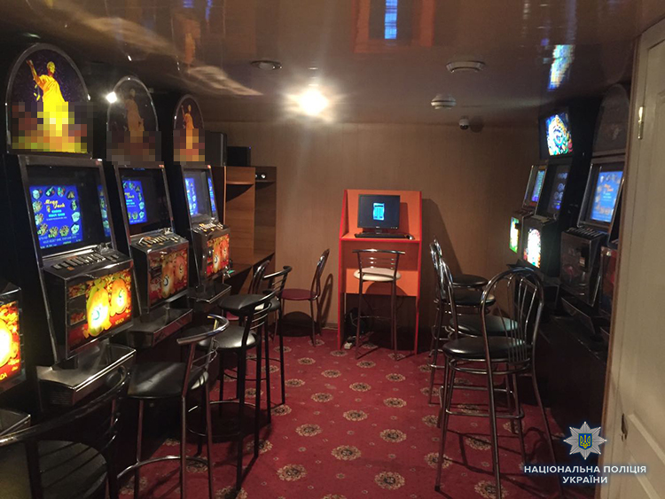 Карты, деньги и 7 игровых автоматов: в Запорожской области закрыли нелегальных игорный зал