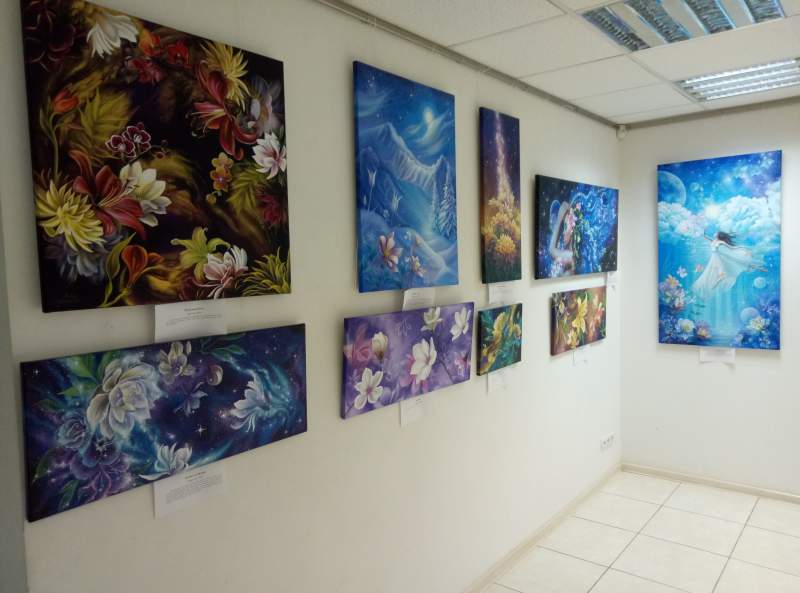 “Вселенная внутри нас”: в Запорожье открылась выставка художницы Анны Стешенко
