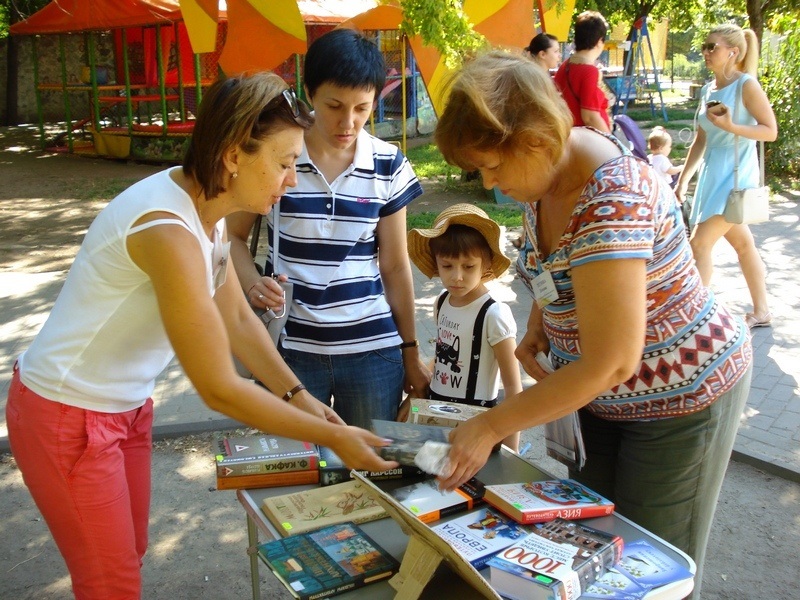 В Запорожье детей с родителями развлекали на 13-ти “библиотечных площадках” (ФОТО)