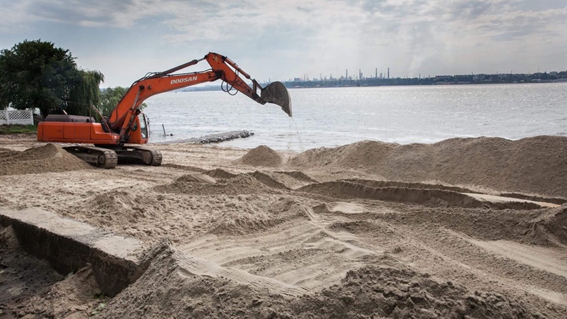В Запорожье “руки дошли” до второго по популярности городского пляжа: мэр проконтролировал ход работ