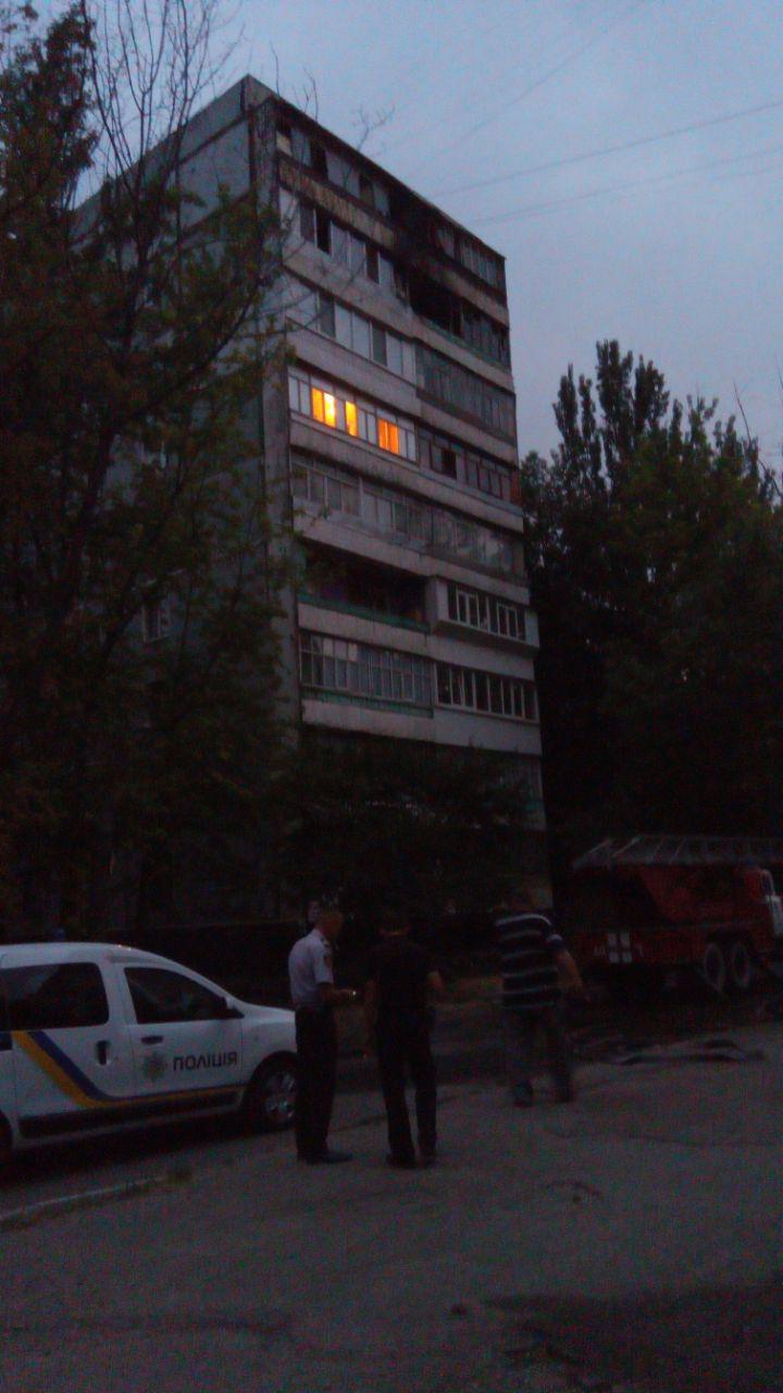 В Запорожье ночью горели балконы многоквартирного дома