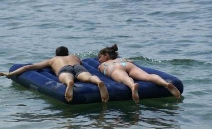 На запорожском курорте семью на надувном матрасе уносило в открытое море