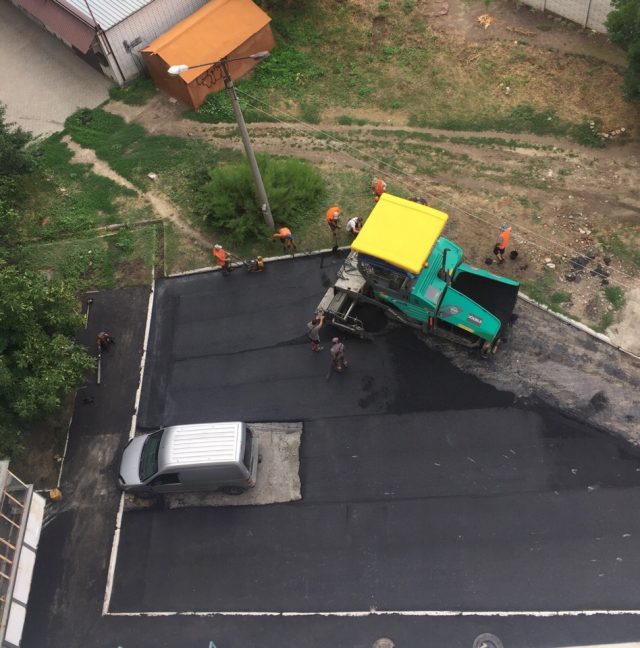 Качество – не главное: в Запорожской области рабочие асфальтировали участок вокруг припаркованного автомобиля (Фото)