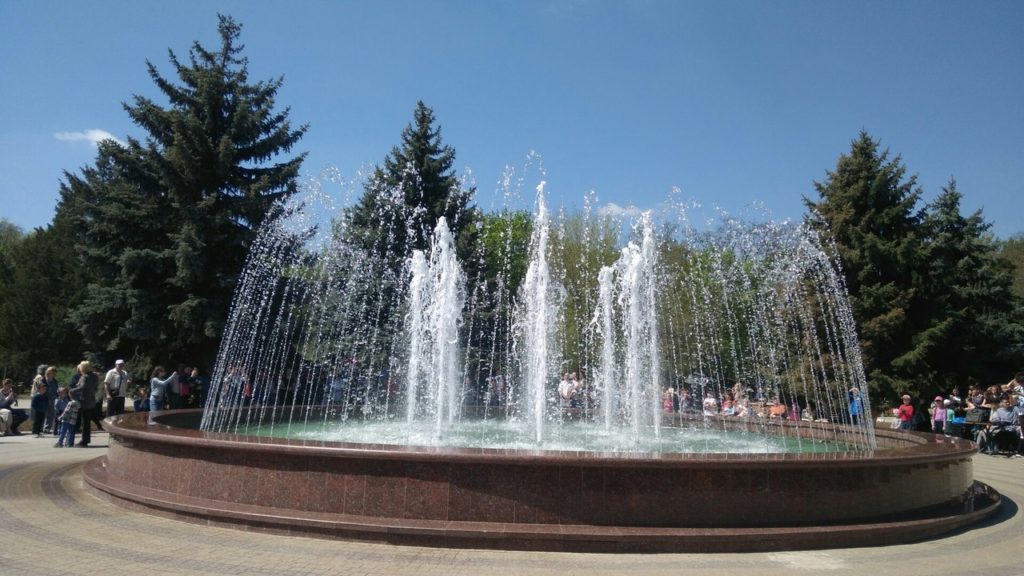 В городе Запорожской области подростки искупались в фонтане посреди дня (ВИДЕО)