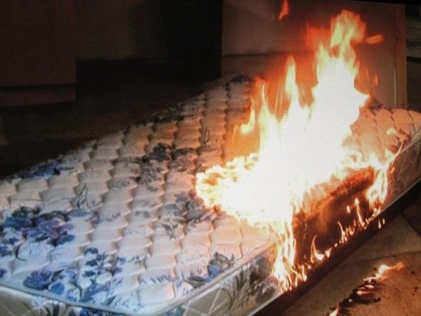 В одном из студенческих общежитий Запорожья из-за электронной сигареты загорелся матрас