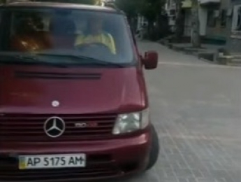 У Запорізькій області червоний “Мерседес” ледь не збив пішохода на тротуарі (відео)