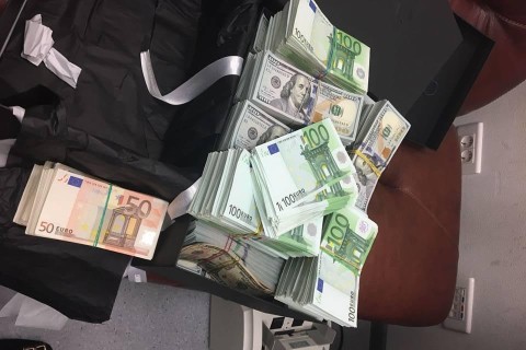В аэропорту Запорожья задержали гражданку, которая пыталась провести в сумочке крупную иностранную валюту