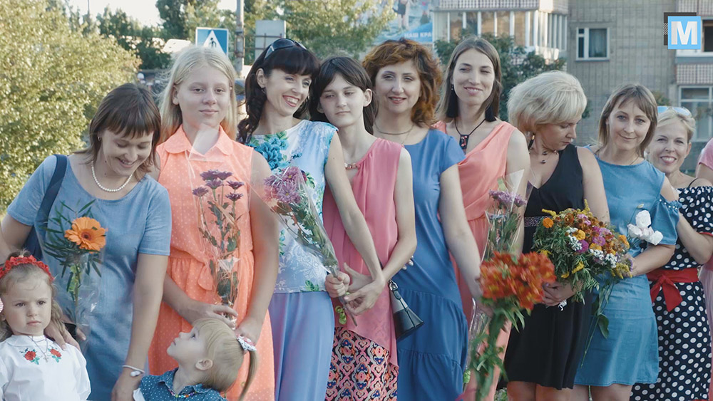 Гулять по городу и дарить цветы встречным женщинам: в Запорожской области прошёл интересный флешмоб