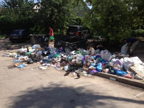 В запорожской мусоровывозящей компании напомнили о новой услуге: вопрос с вывозом отходов в тоже время остается открытым