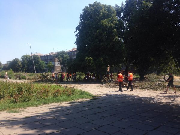 Работники Кальцева снова вышли в сквер Яланского в Запорожье (Фото)