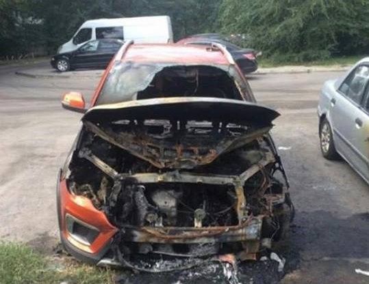 В Запорожье на Космосе горела иномарка: повреждены рядом стоящие автомобили (Фото)
