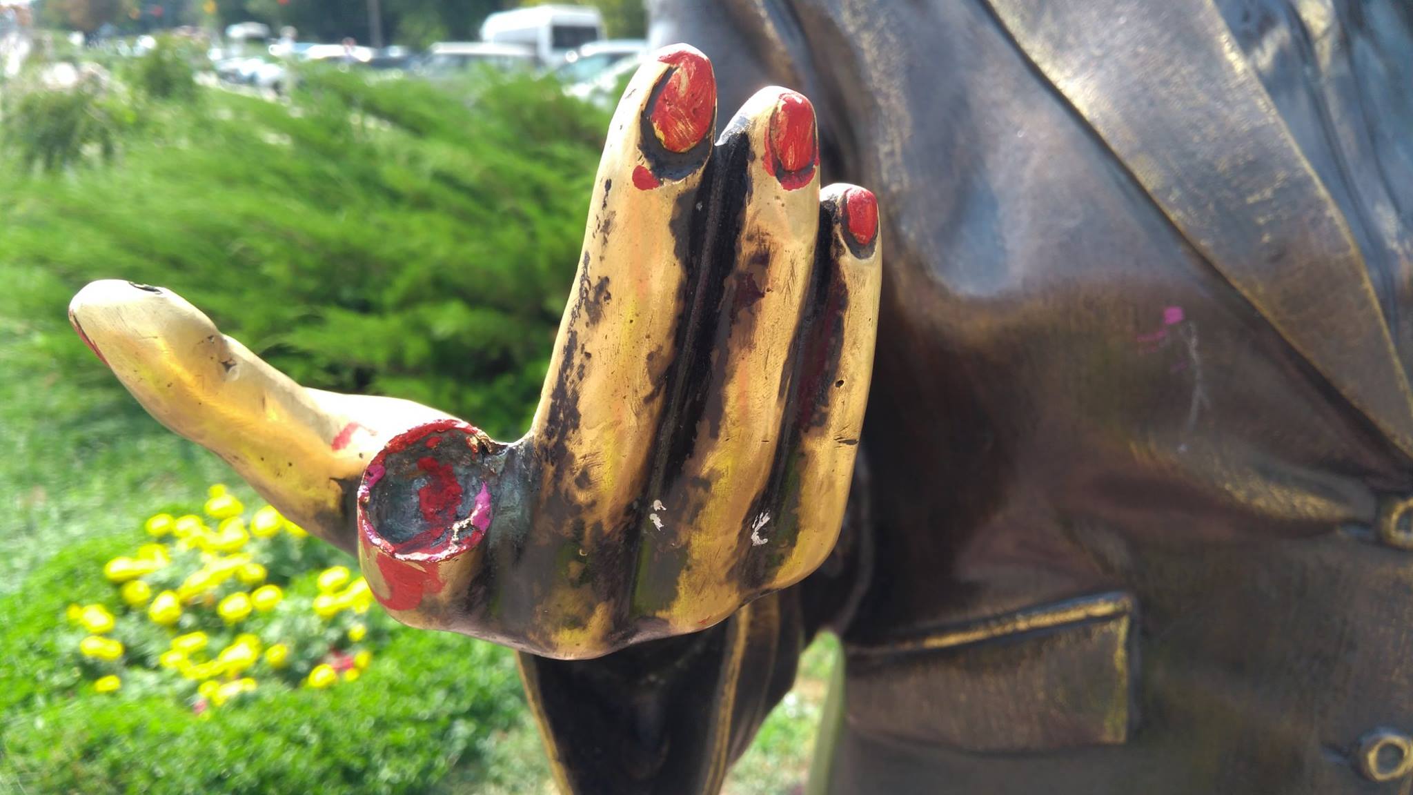 “Тягнеться до перехожих культею вказівного пальця” – вандали вкотре познущалися над скульптурою у Запоріжжі (фото)