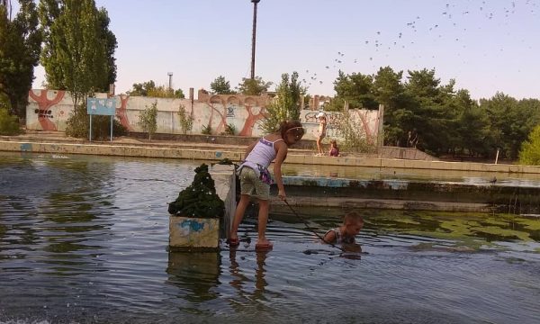 Дожились: в Запорожской области дети своими силами чистят городской фонтан (Фото)