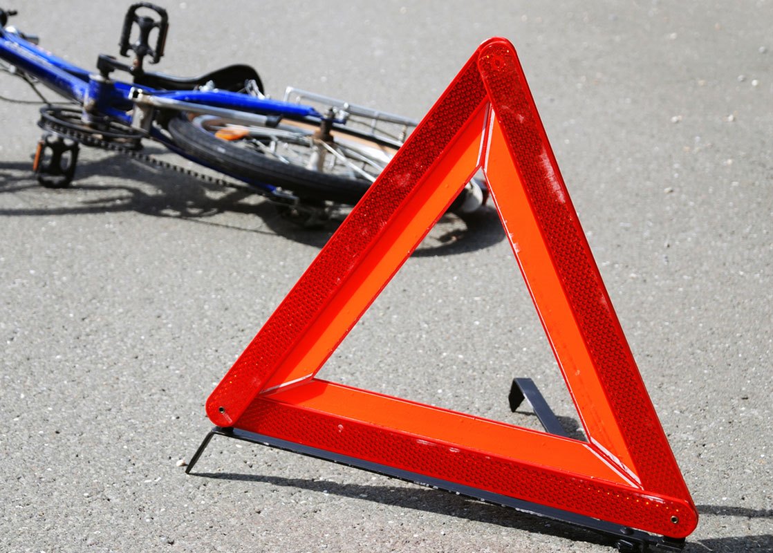 У Запорізькій області автомобіль збив велосепедиста на переході (відео)