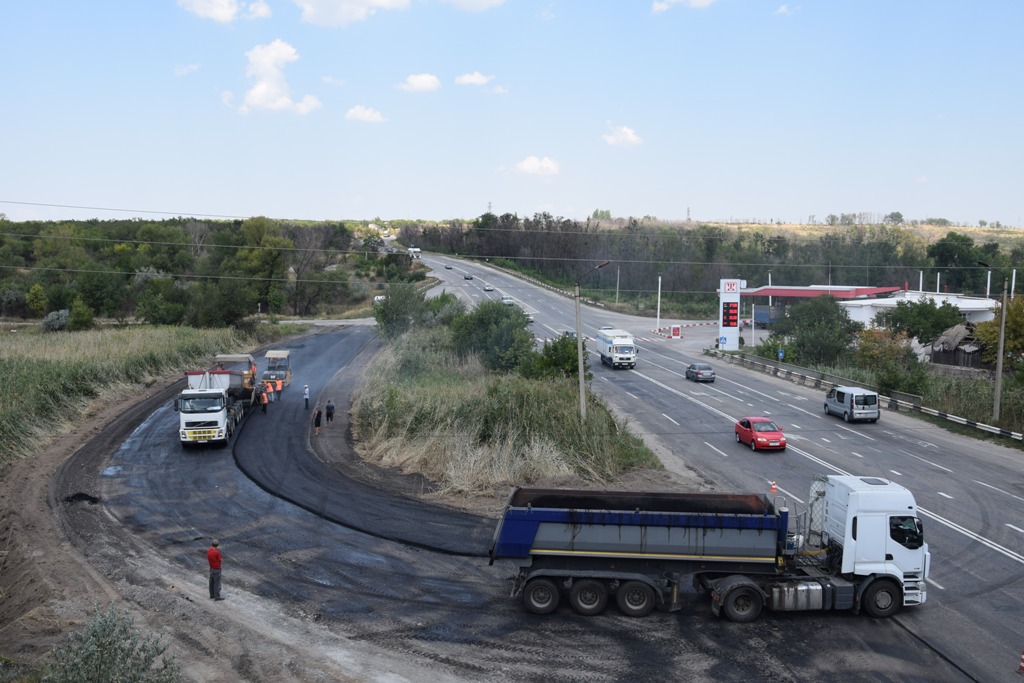 У Запорізькій області збудували дорогу, щоб полагодити міст (фото)