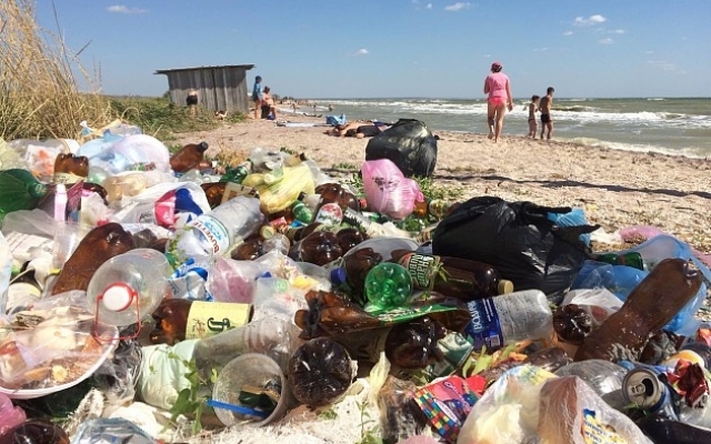 Берег Азовського моря перетворюється на смітник (фото)