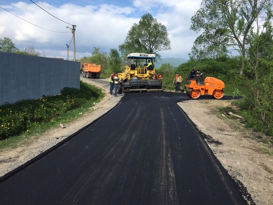 В Запорожской области продолжают ремонтировать дороги (ФОТО)
