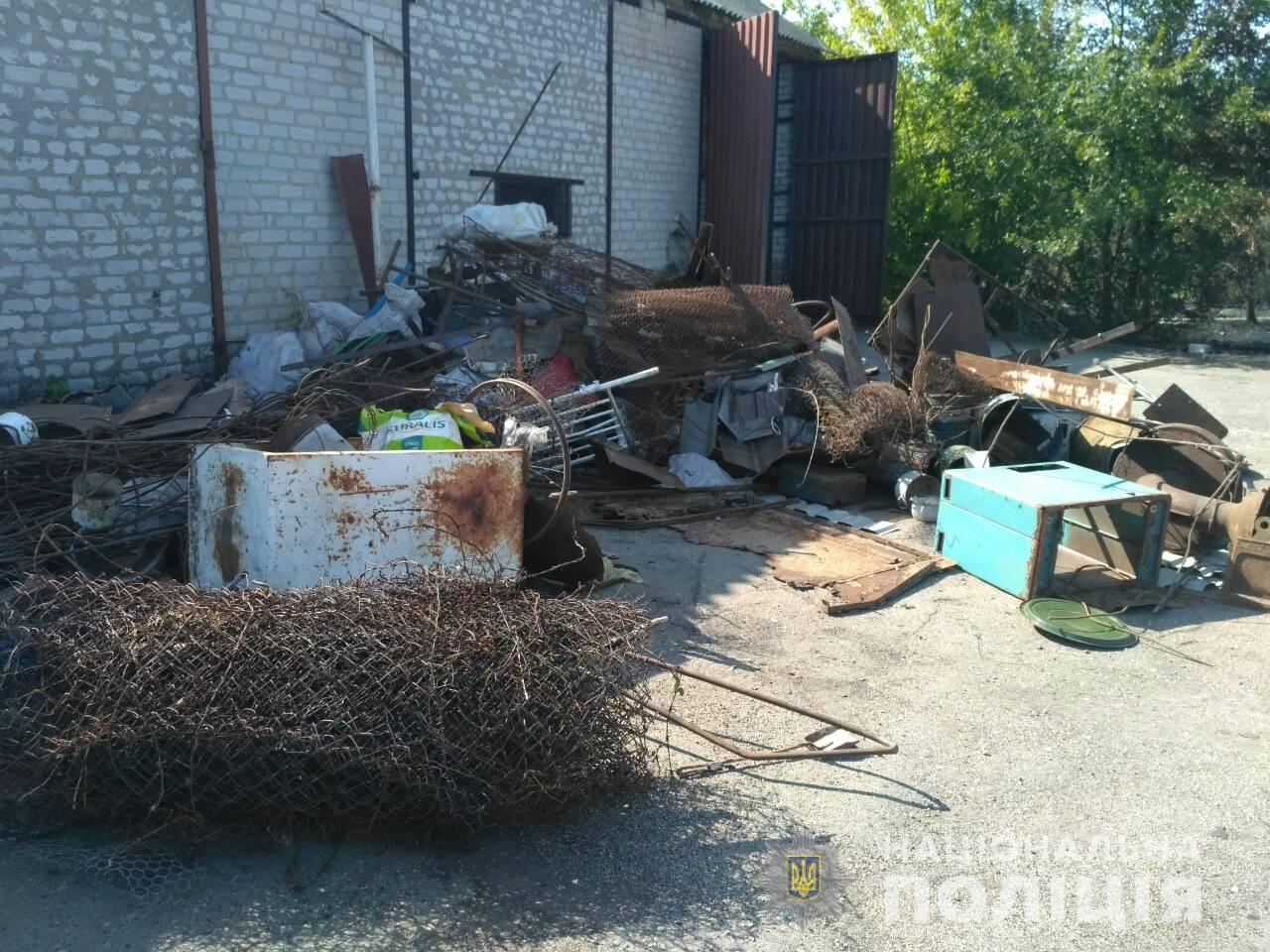 В Запорожской области полиция изъяла у мужчины 4 тонны метала, 120 литров спирта и 70 патронов (ФОТО)