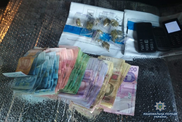 В Запорожье у подозреваемой в сбыте наркотиков изъяли 30 грамм марихуаны, деньги и телефоны