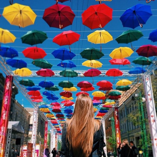 Новое место для фото: в Запорожье появилась аллея парящих зонтиков