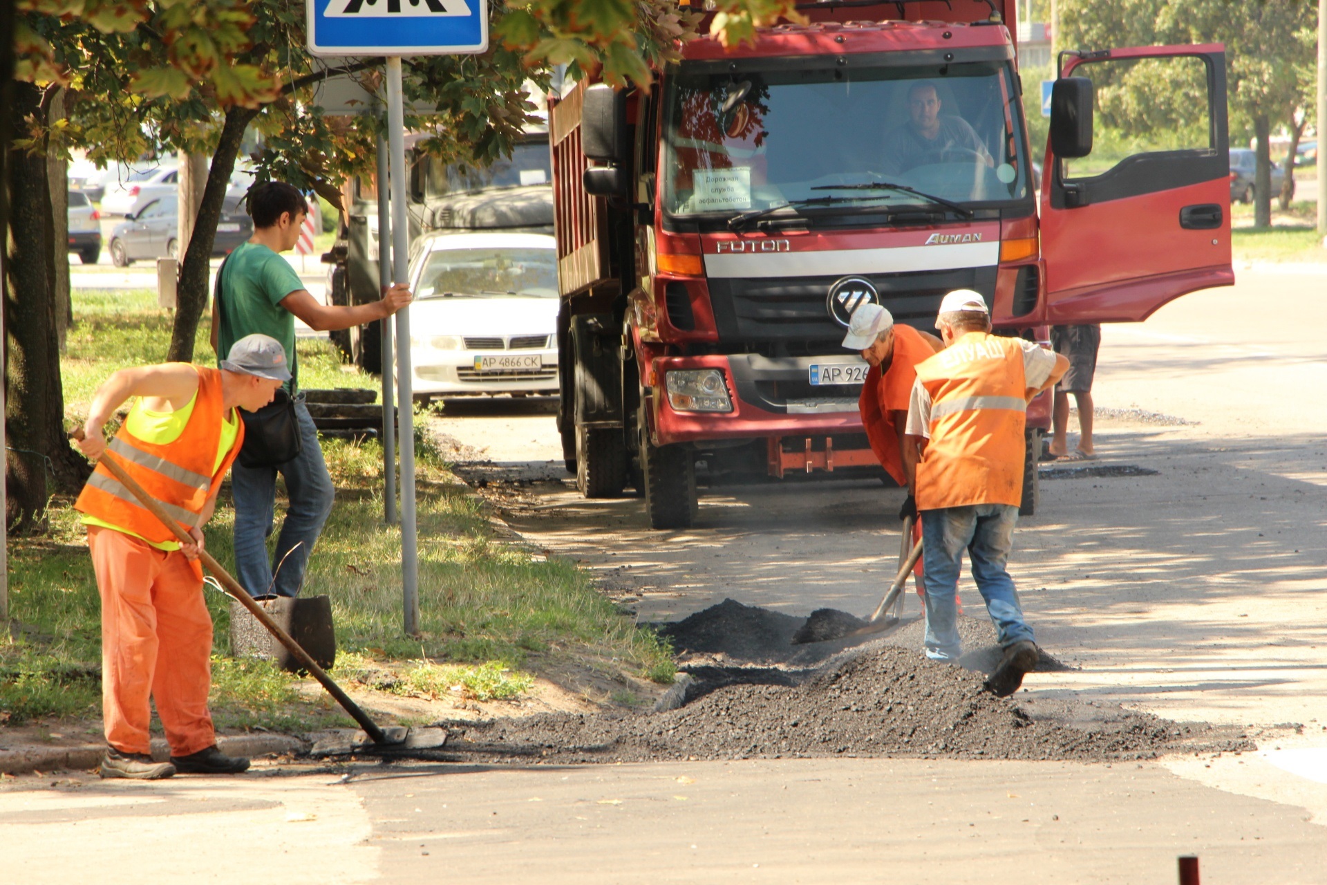В Запорожье по одной из улиц выполнен аварийный ямочный ремонт проезжей части – далее по плану ремонт внутриквартальных дорог