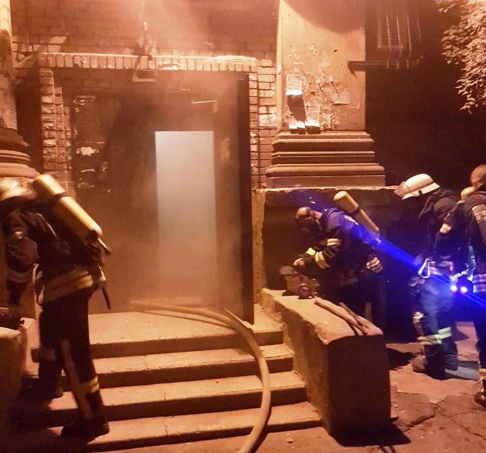 У Запоріжжі пожежу у квартирі гасили шість бригад рятувальників (фото)