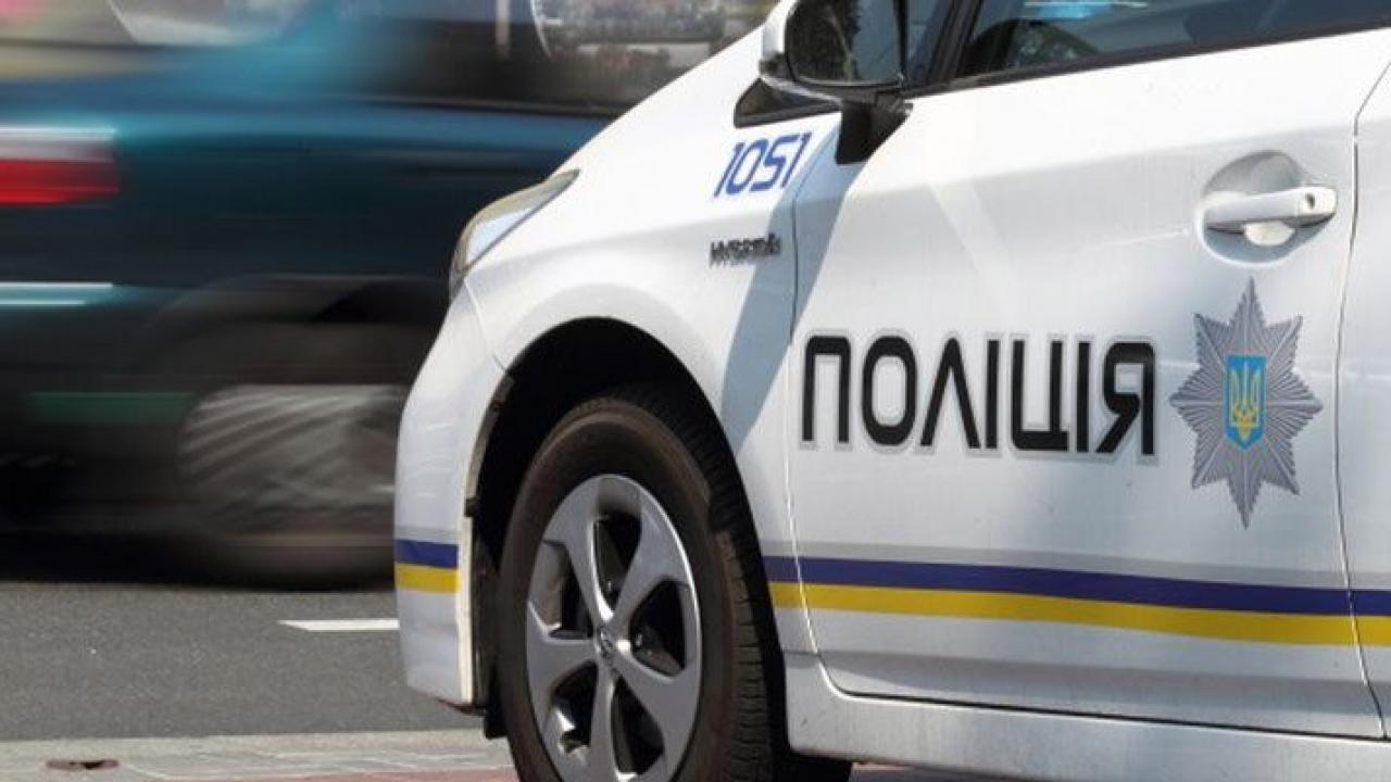 В Запорожье полицейские пытаются “перехватить” иностранца с ребенком