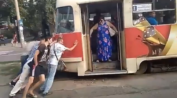 “Это новый сhallenge”:  в Запорожье пассажиры толкали трамвай (Видео)