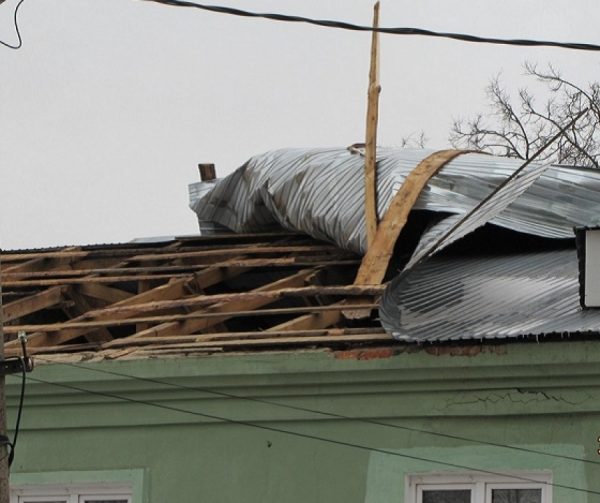 Сильный ветер, который на днях бушевал в Запорожской области, мог оставить без крыши жилой дом (Фото)