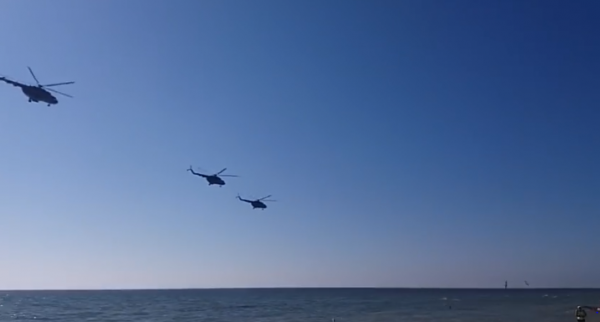 Отдыхающие на запорожском курорте засняли военные вертолеты (Видео)