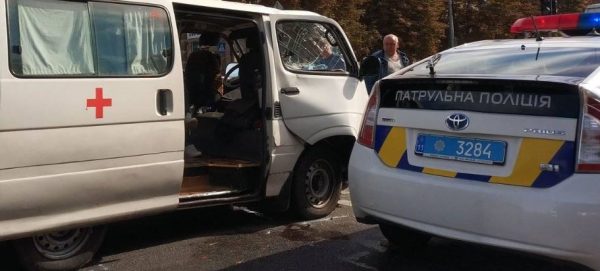В Запорожье автомобиль скорой помощи попал в аварию (Фото)