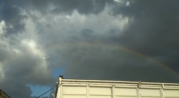 В сети появились кадры радуги на фоне темных облаков в Запорожье (Видео)
