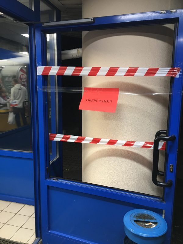 Штурмующие известный маркет покупатели повредили входную дверь (Фото)