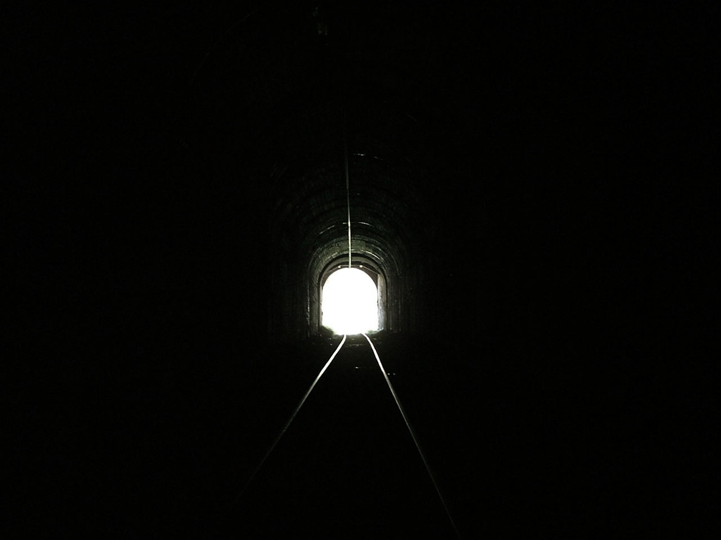 Посеред міста у Запорізькій області блогери знайшли дивний тунель (відео)