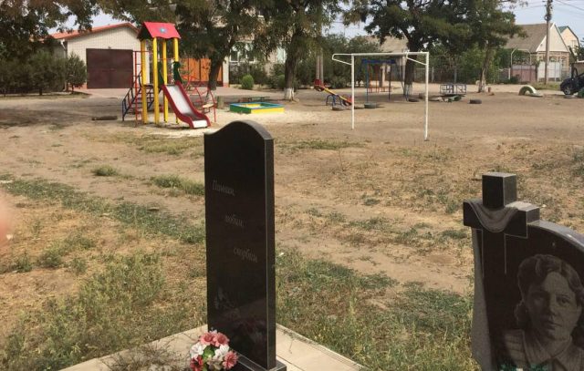 Фотофакт: в Запорожской области детскую площадку построили по соседству с кладбищем