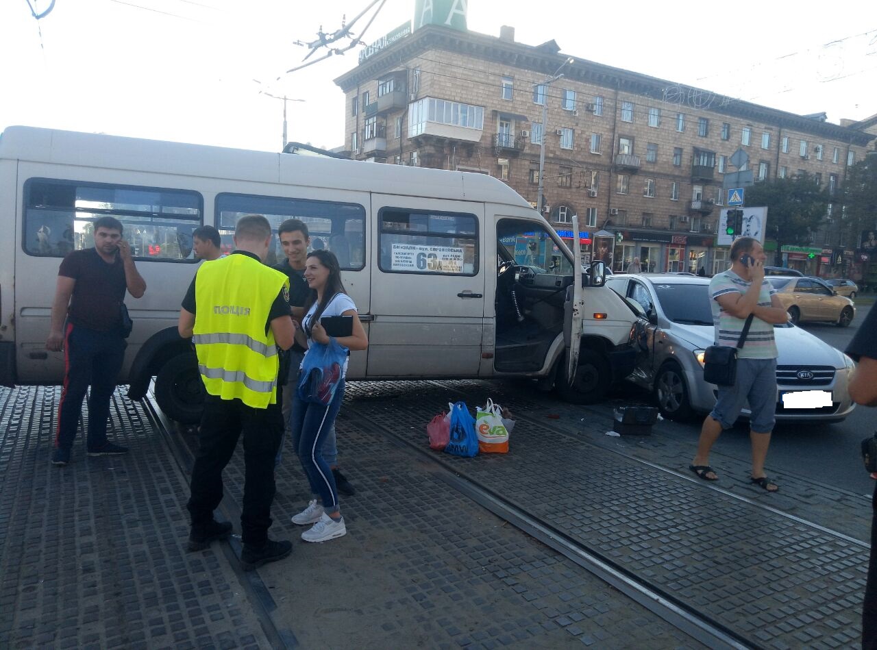 У Запоріжжі маршрутка на перехресті потрапила у ДТП: постраждали три дівчини