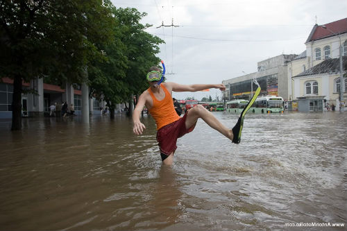 У Запорізькій області дощ затопив дороги міста (відео)